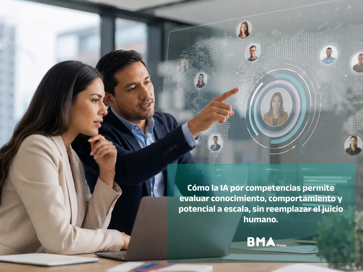 Profesional en una entrevista por competencias asistida con IA; ilustra cómo BMA Generative Interview™ descubre talento más allá del currículum.